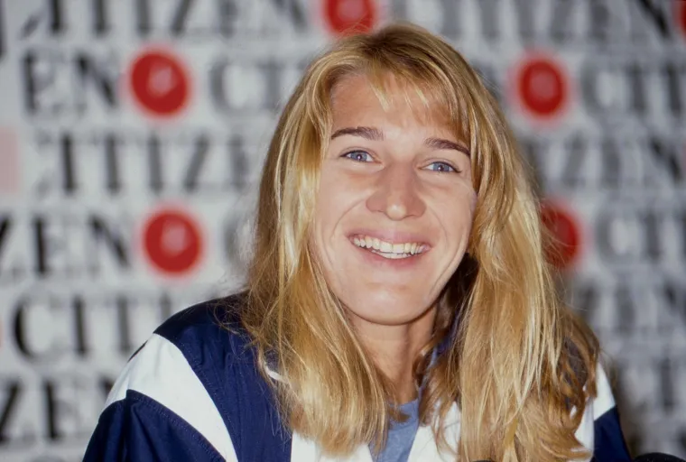 Teniska ikona danas izgleda bolje nego ikada: Steffi Graf plijeni plavim uvojcima