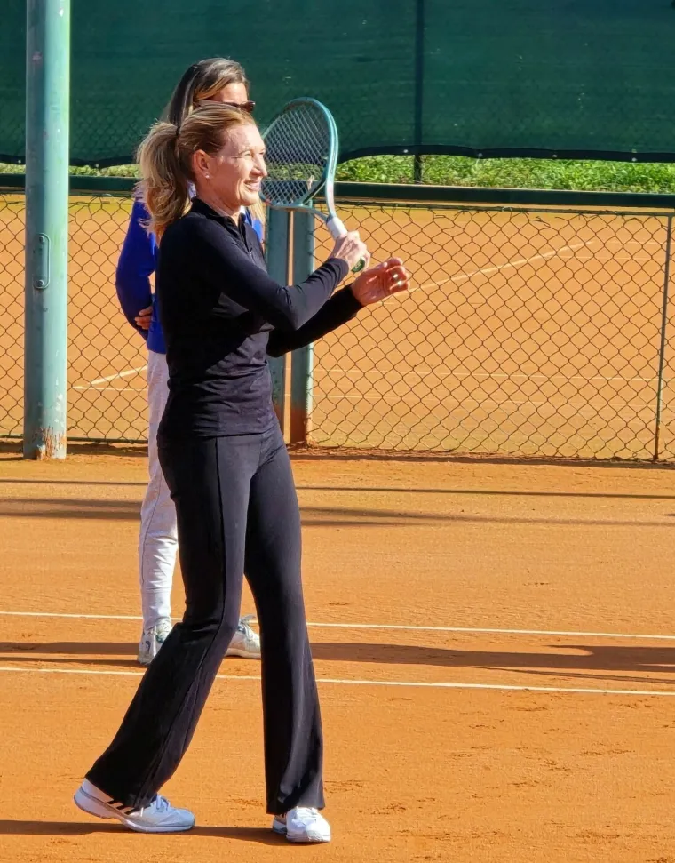 Teniska ikona danas izgleda bolje nego ikada: Steffi Graf plijeni plavim uvojcima