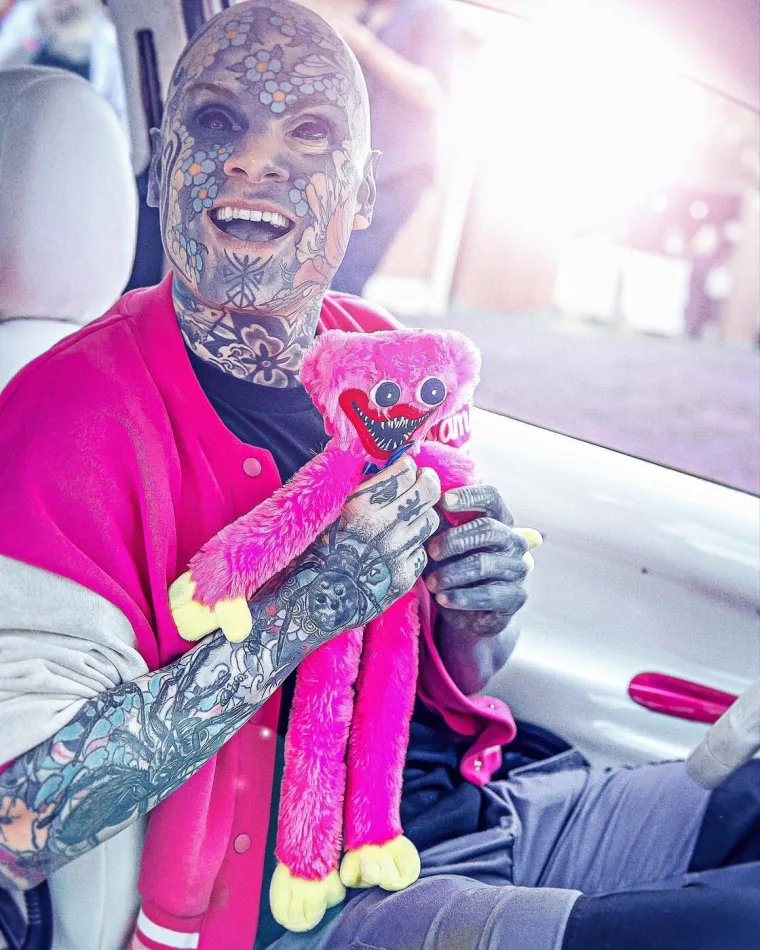 Ovog profesora djeca obožavaju, ali njegove modifikacije na tijelu &scaron;okiraju roditelje: Evo kako izgleda