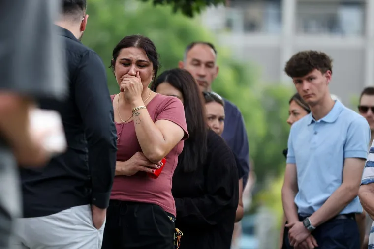 Pretužni prizori: Stotine ljudi ostavljaju cvijeće i pale svijeće... Neki i daruju krv