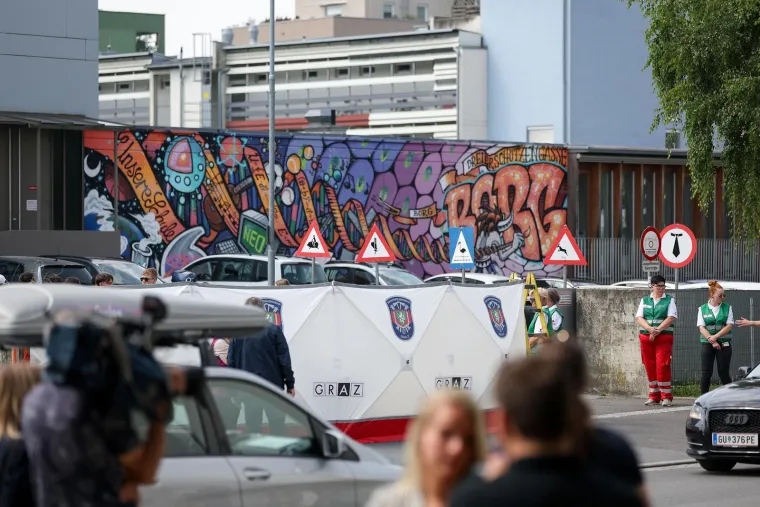 Pretužni prizori: Stotine ljudi ostavljaju cvijeće i pale svijeće... Neki i daruju krv