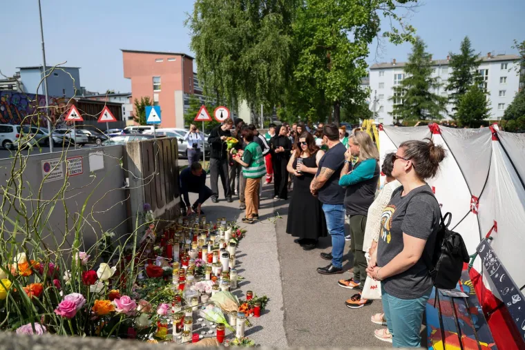Pretužni prizori: Stotine ljudi ostavljaju cvijeće i pale svijeće... Neki i daruju krv