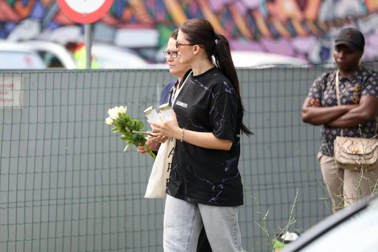 Pretužni prizori: Stotine ljudi ostavljaju cvijeće i pale svijeće... Neki i daruju krv