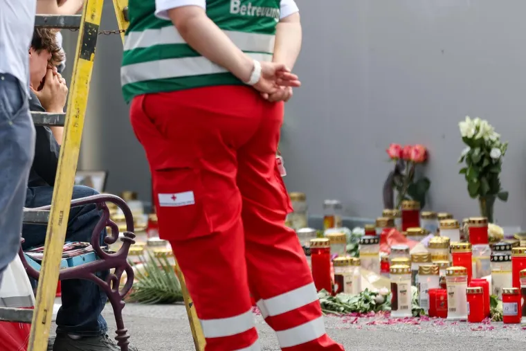 Pretužni prizori: Stotine ljudi ostavljaju cvijeće i pale svijeće... Neki i daruju krv