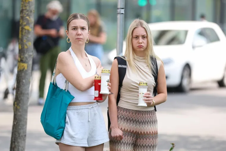 Pretužni prizori: Stotine ljudi ostavljaju cvijeće i pale svijeće... Neki i daruju krv