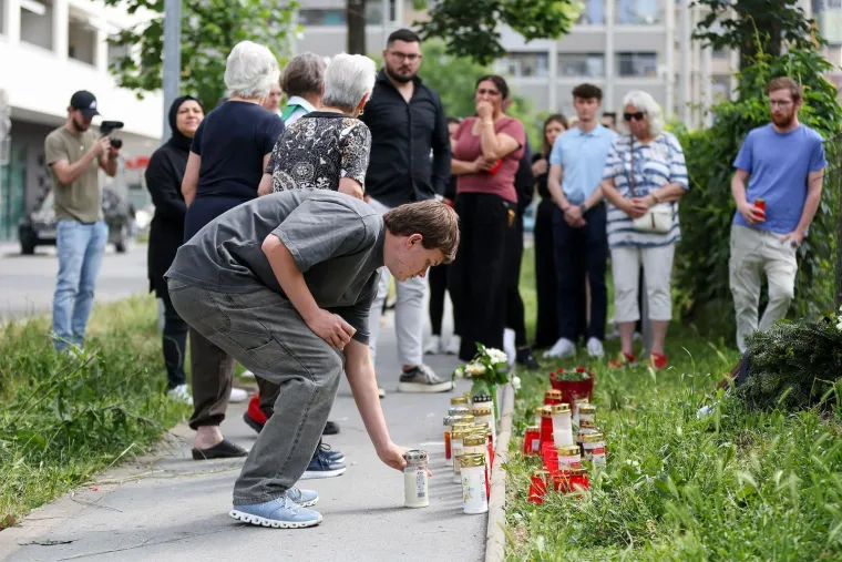 Pretužni prizori: Stotine ljudi ostavljaju cvijeće i pale svijeće... Neki i daruju krv