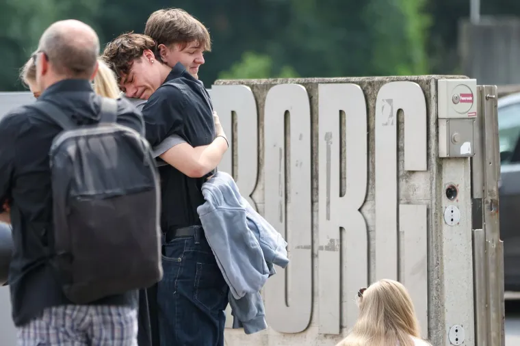 Pretužni prizori: Stotine ljudi ostavljaju cvijeće i pale svijeće... Neki i daruju krv