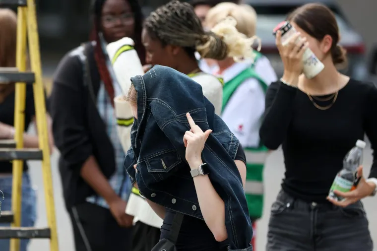 Pretužni prizori: Stotine ljudi ostavljaju cvijeće i pale svijeće... Neki i daruju krv