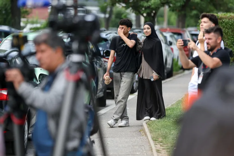 Pretužni prizori: Stotine ljudi ostavljaju cvijeće i pale svijeće... Neki i daruju krv