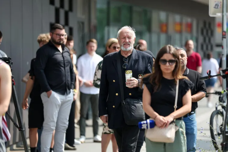 Pretužni prizori: Stotine ljudi ostavljaju cvijeće i pale svijeće... Neki i daruju krv