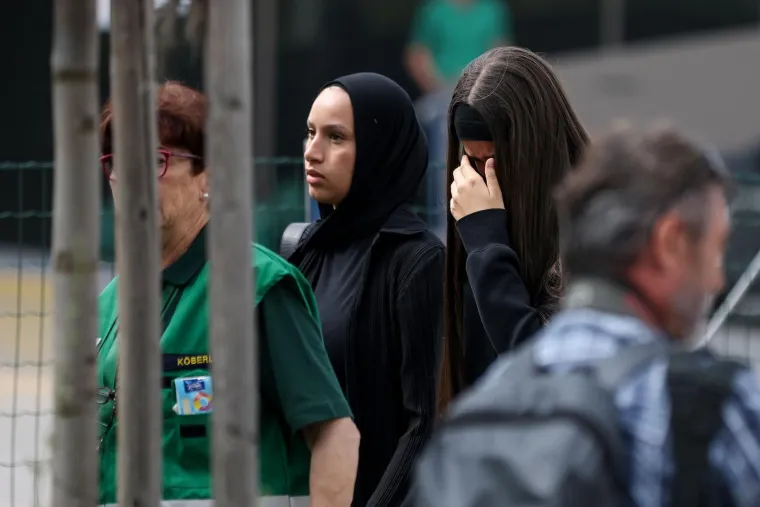 Pretužni prizori: Stotine ljudi ostavljaju cvijeće i pale svijeće... Neki i daruju krv