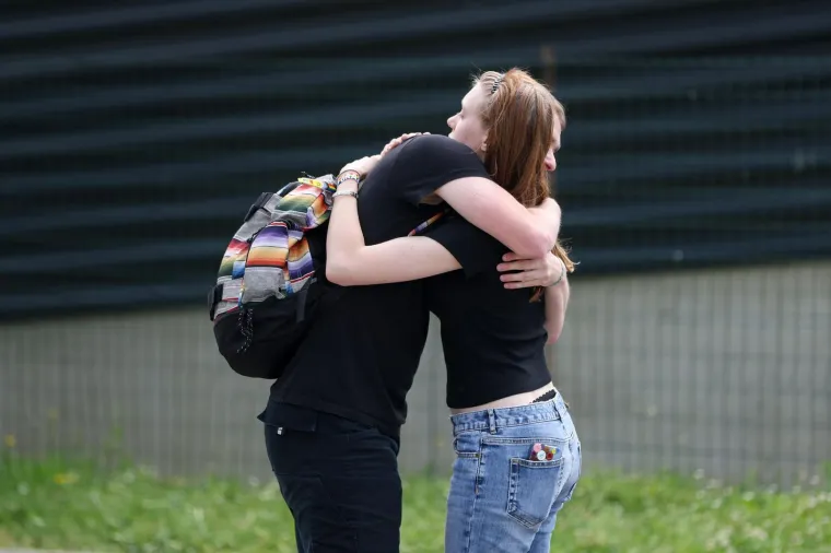 Pretužni prizori: Stotine ljudi ostavljaju cvijeće i pale svijeće... Neki i daruju krv