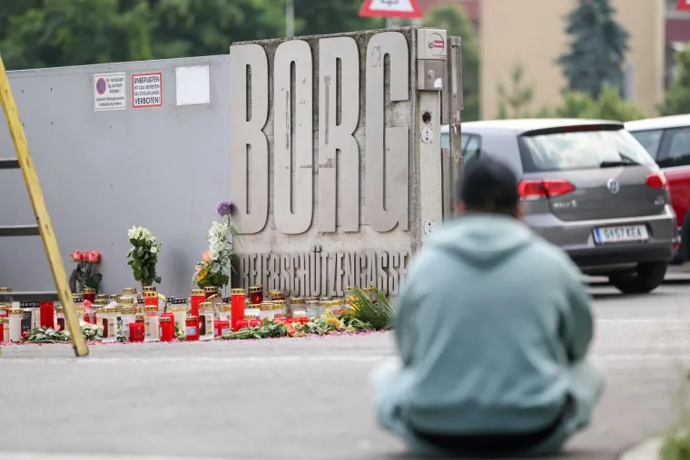 Pretužni prizori: Stotine ljudi ostavljaju cvijeće i pale svijeće... Neki i daruju krv