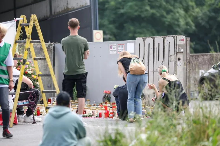 Pretužni prizori: Stotine ljudi ostavljaju cvijeće i pale svijeće... Neki i daruju krv