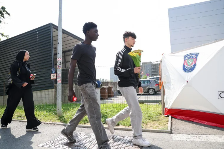 Pretužni prizori: Stotine ljudi ostavljaju cvijeće i pale svijeće... Neki i daruju krv