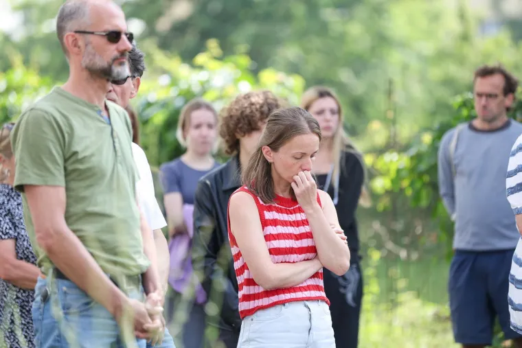 Pretužni prizori: Stotine ljudi ostavljaju cvijeće i pale svijeće... Neki i daruju krv