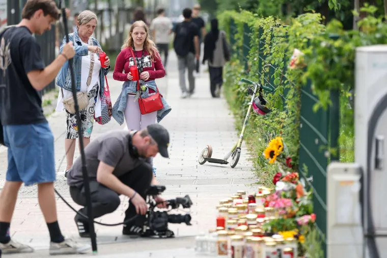 Pretužni prizori: Stotine ljudi ostavljaju cvijeće i pale svijeće... Neki i daruju krv