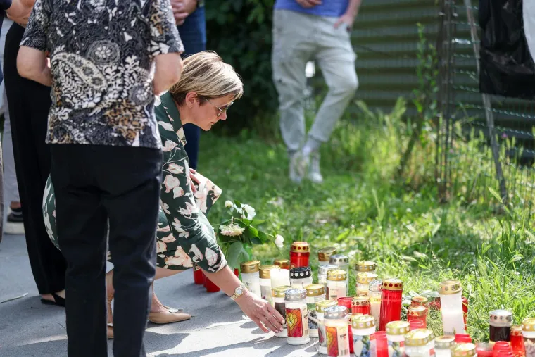 Pretužni prizori: Stotine ljudi ostavljaju cvijeće i pale svijeće... Neki i daruju krv