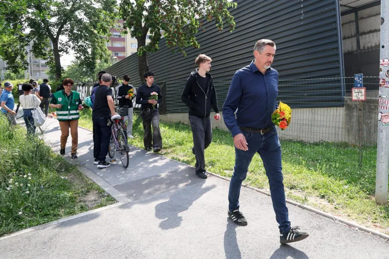 Pretužni prizori: Stotine ljudi ostavljaju cvijeće i pale svijeće... Neki i daruju krv