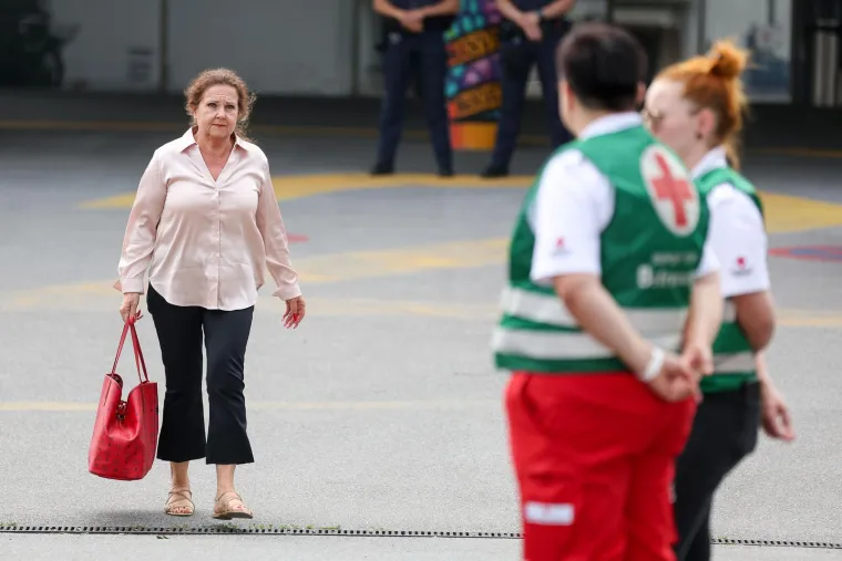 Pretužni prizori: Stotine ljudi ostavljaju cvijeće i pale svijeće... Neki i daruju krv