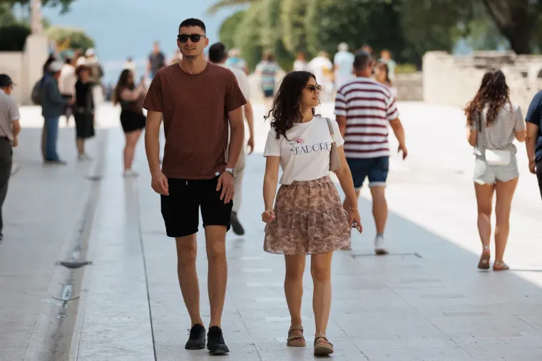 Nitko nije skidao pogled s nje: Dama u uskoj bijeloj haljini u cijelosti ukrala show