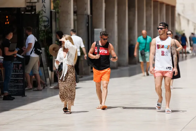 Nitko nije skidao pogled s nje: Dama u uskoj bijeloj haljini u cijelosti ukrala show