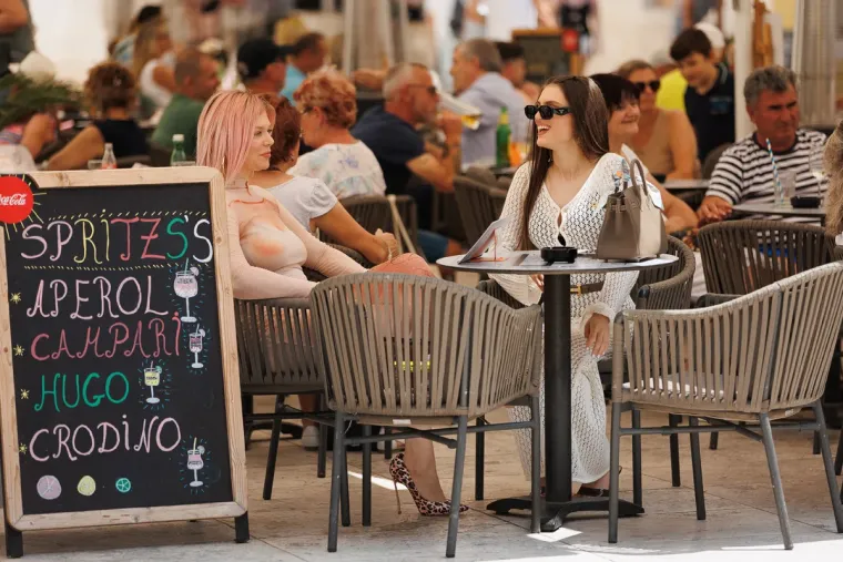 Nitko nije skidao pogled s nje: Dama u uskoj bijeloj haljini u cijelosti ukrala show