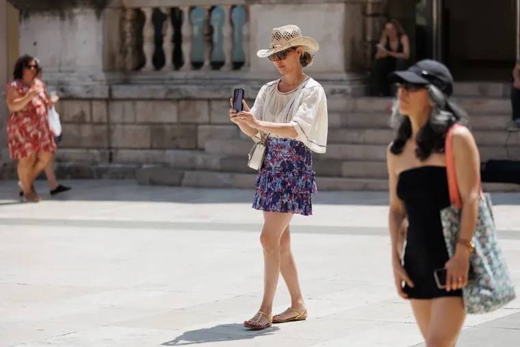 Nitko nije skidao pogled s nje: Dama u uskoj bijeloj haljini u cijelosti ukrala show