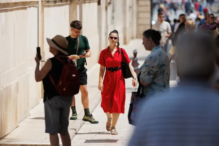 Nitko nije skidao pogled s nje: Dama u uskoj bijeloj haljini u cijelosti ukrala show