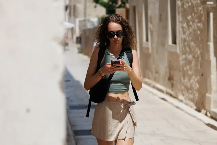 Nitko nije skidao pogled s nje: Dama u uskoj bijeloj haljini u cijelosti ukrala show