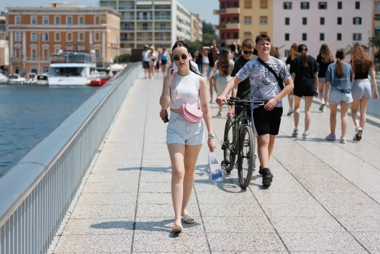 Nitko nije skidao pogled s nje: Dama u uskoj bijeloj haljini u cijelosti ukrala show