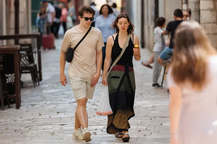 Nitko nije skidao pogled s nje: Dama u uskoj bijeloj haljini u cijelosti ukrala show