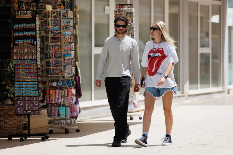 Nitko nije skidao pogled s nje: Dama u uskoj bijeloj haljini u cijelosti ukrala show