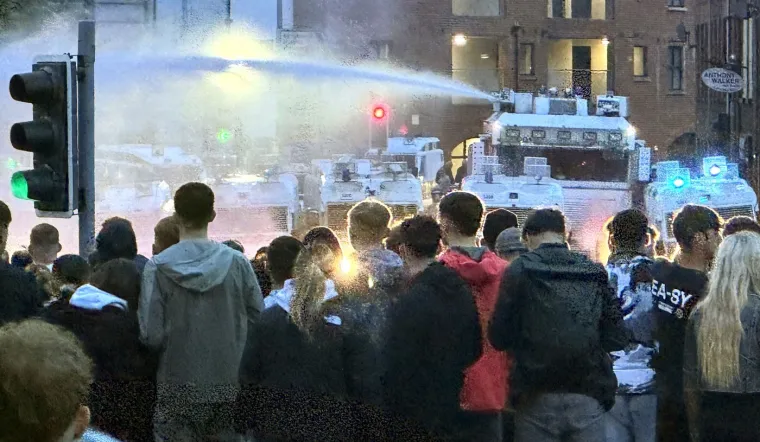 Treća noć žestokih nereda: Zapaljeni auti i kuće, nemilosrdni napadi na policiju