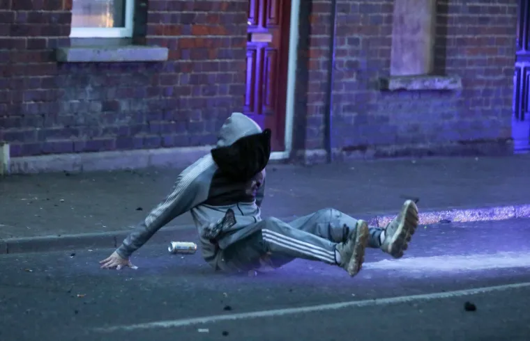 Treća noć žestokih nereda: Zapaljeni auti i kuće, nemilosrdni napadi na policiju