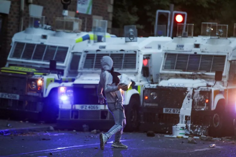 Treća noć žestokih nereda: Zapaljeni auti i kuće, nemilosrdni napadi na policiju