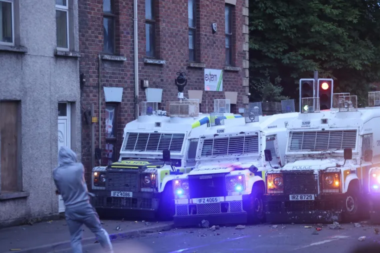 Treća noć žestokih nereda: Zapaljeni auti i kuće, nemilosrdni napadi na policiju