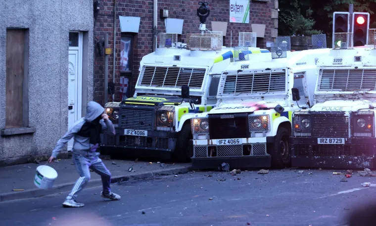 Treća noć žestokih nereda: Zapaljeni auti i kuće, nemilosrdni napadi na policiju