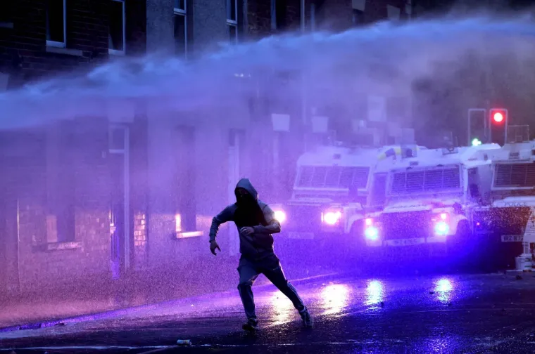 Treća noć žestokih nereda: Zapaljeni auti i kuće, nemilosrdni napadi na policiju