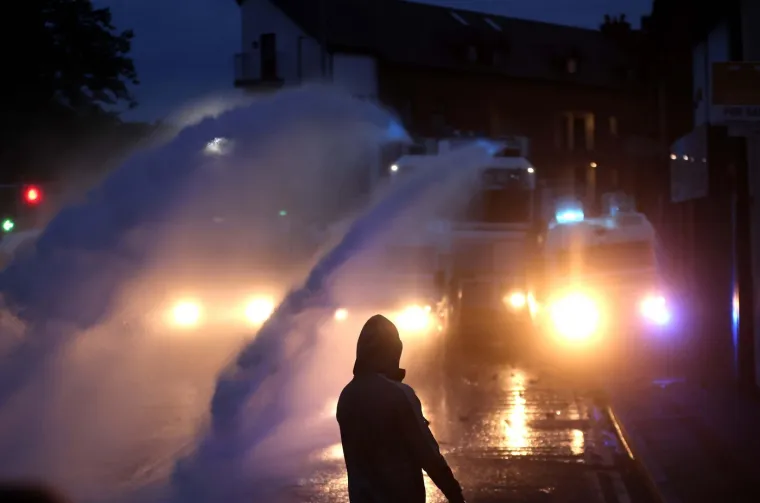 Treća noć žestokih nereda: Zapaljeni auti i kuće, nemilosrdni napadi na policiju