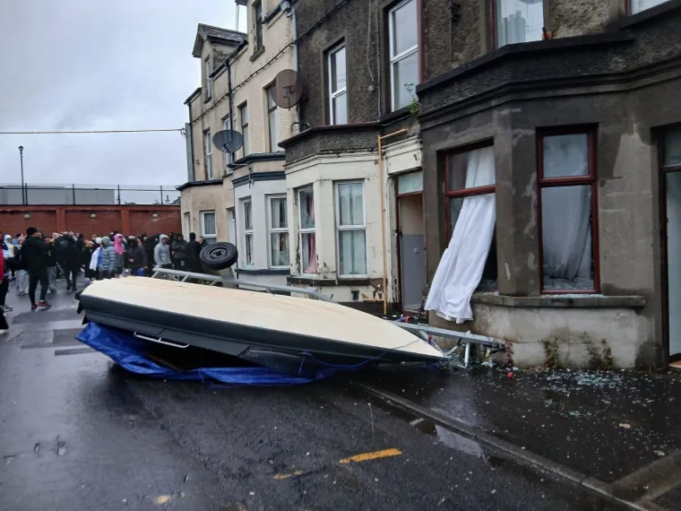 Treća noć žestokih nereda: Zapaljeni auti i kuće, nemilosrdni napadi na policiju