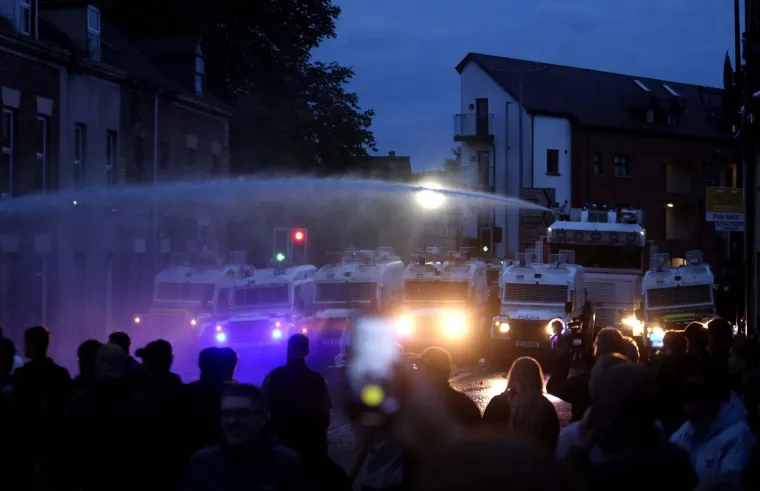Treća noć žestokih nereda: Zapaljeni auti i kuće, nemilosrdni napadi na policiju