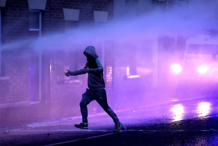 Treća noć žestokih nereda: Zapaljeni auti i kuće, nemilosrdni napadi na policiju