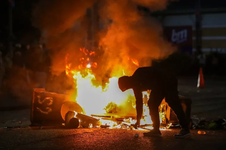 Treća noć žestokih nereda: Zapaljeni auti i kuće, nemilosrdni napadi na policiju