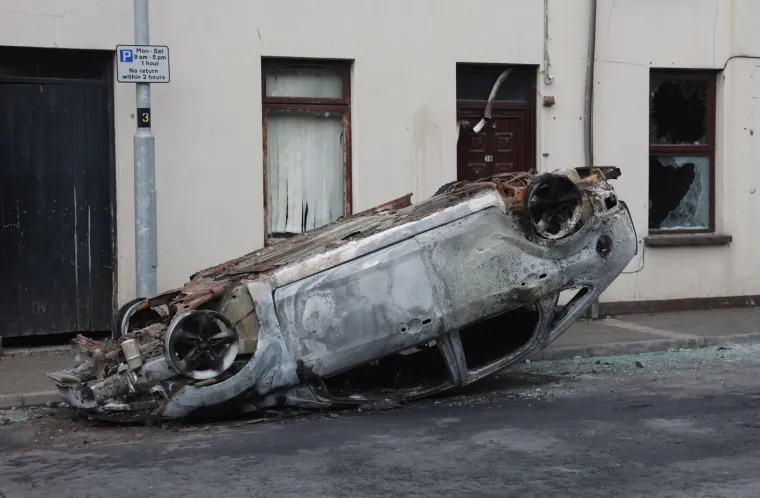 Treća noć žestokih nereda: Zapaljeni auti i kuće, nemilosrdni napadi na policiju