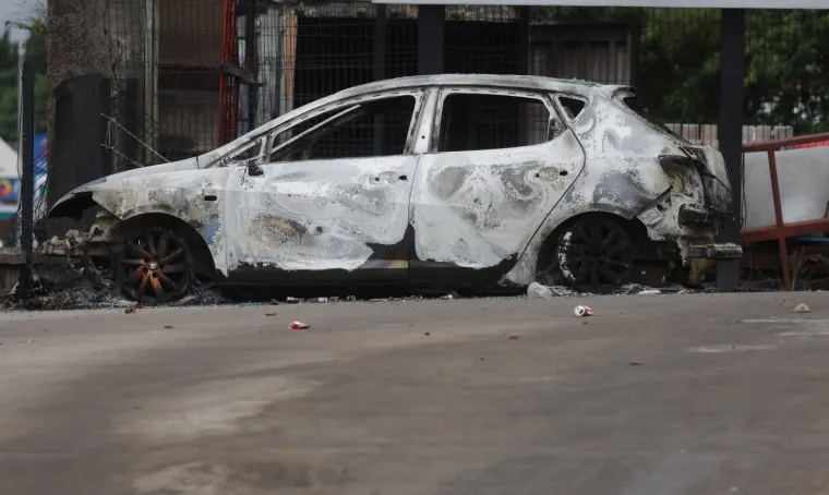 Treća noć žestokih nereda: Zapaljeni auti i kuće, nemilosrdni napadi na policiju