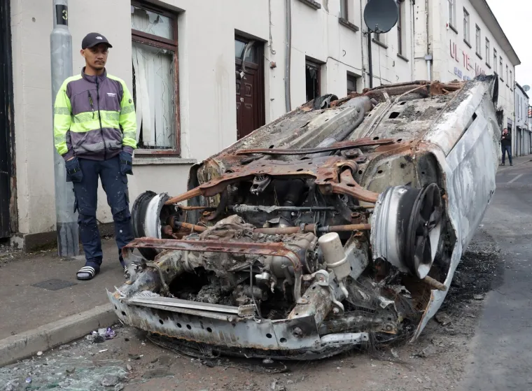Treća noć žestokih nereda: Zapaljeni auti i kuće, nemilosrdni napadi na policiju