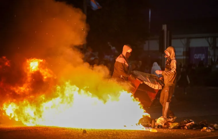 Treća noć žestokih nereda: Zapaljeni auti i kuće, nemilosrdni napadi na policiju