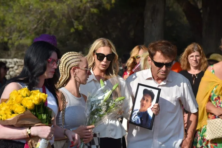 Posljednji ispraćaj Ivice Karabatića: Ava na rubu suza ispratila voljenog tatu