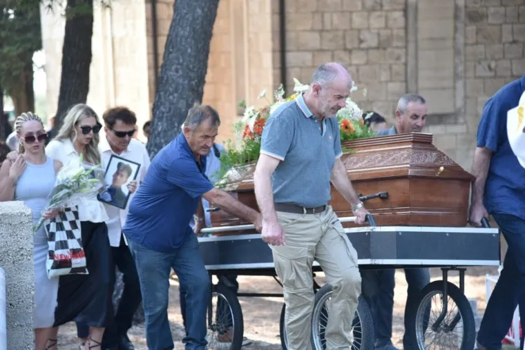 Posljednji ispraćaj Ivice Karabatića: Ava na rubu suza ispratila voljenog tatu